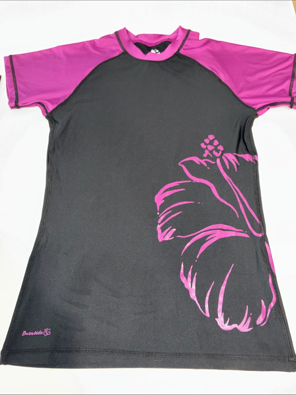 BURNSIDE Women’s NWOT Black & Purple Floral Rash Guard Short Sleeve Top Size M.